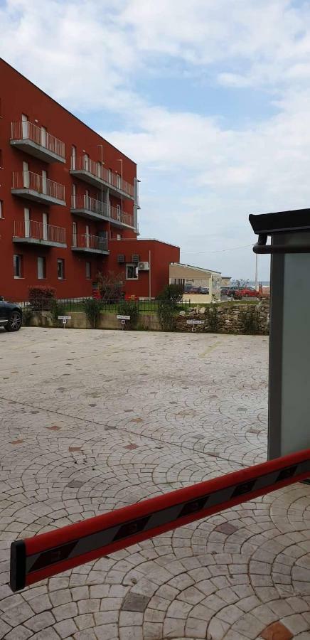 Apartman Leon Umag Exterior foto